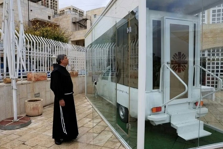 mobil-mendiang-paus-fransiskus-dijadikan-klinik-keliling-untuk-anak-anak-di-gaza-–-times-banyuwangi