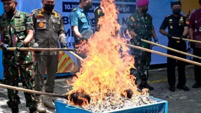 satpol-pp-banyuwangi-perketat-operasi-rokok-dan-miras-ilegal,-352-ribu-batang-dimusnahkan