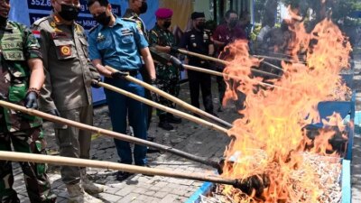 bea-cukai-musnahkan-352-ribu-rokok-dan-10-ribu-liter-miras-ilegal-di-banyuwangi,-nilai-capai-rp-1,6-miliar