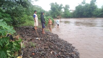 banjir-membawa-berkah,-penambang-pasir-raup-rezeki