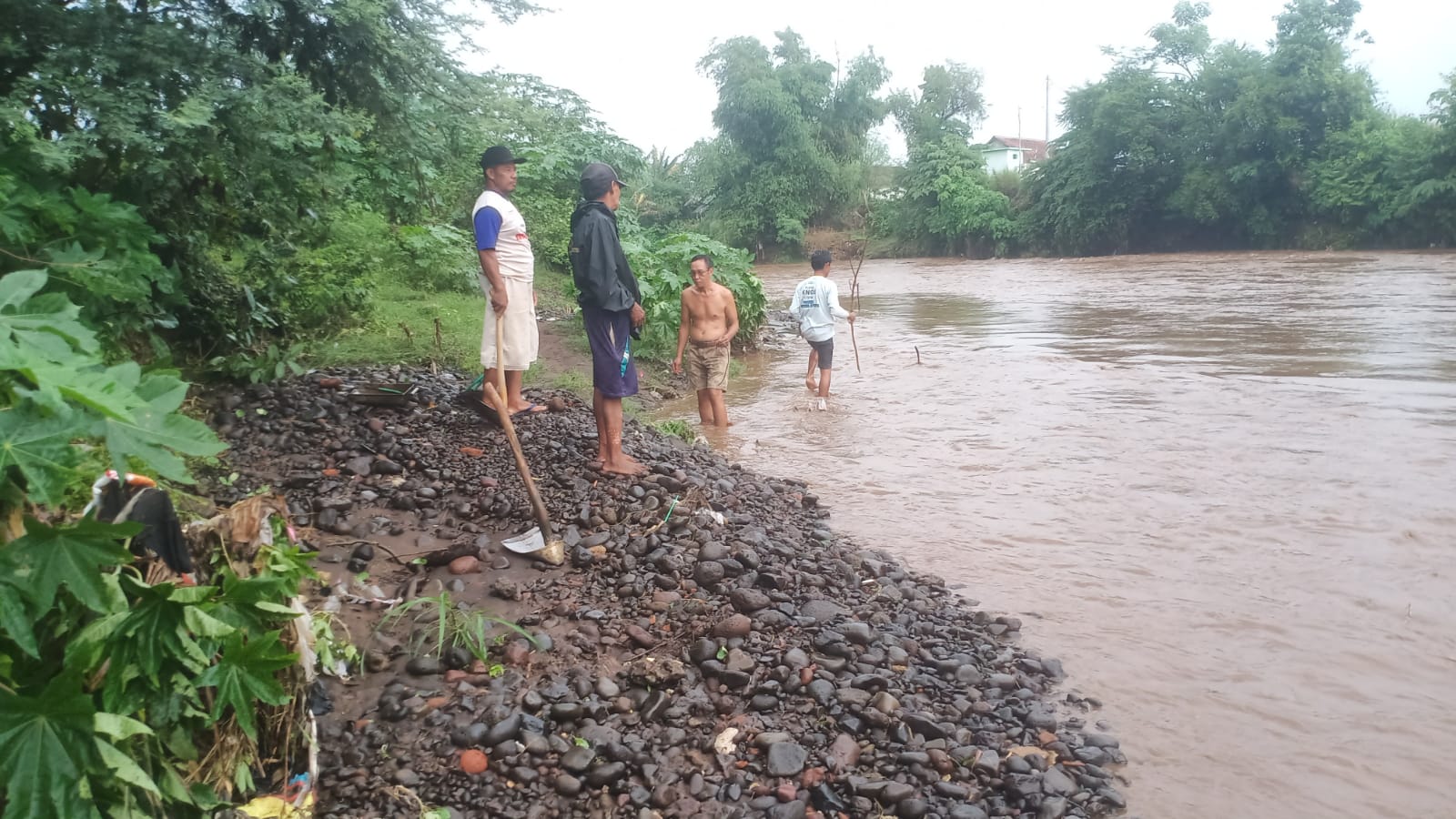 banjir-membawa-berkah,-penambang-pasir-raup-rezeki