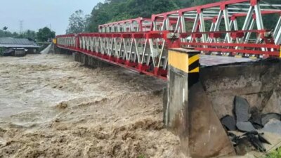banjir-dan-longsor-di-tapanuli-selatan-tewaskan-8-warga,-ribuan-mengungsi:-cuaca-ekstrem-dipicu-siklon-tropis