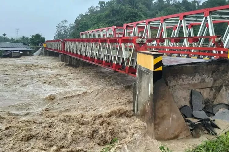 banjir-dan-longsor-di-tapanuli-selatan-tewaskan-8-warga,-ribuan-mengungsi:-cuaca-ekstrem-dipicu-siklon-tropis