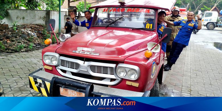 mengenal-mobil-pemadam-“si-jago-merah”-yang-setengah-abad-temani-pengabdian-damkarmat-banyuwangi