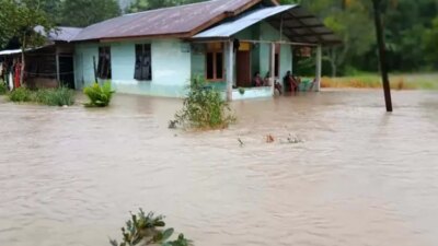 banjir-dan-longsor-terjang-empat-wilayah-di-sumut:-8-tewas,-ribuan-warga-mengungsi,-cuaca-ekstrem-imbas-siklon-tropis