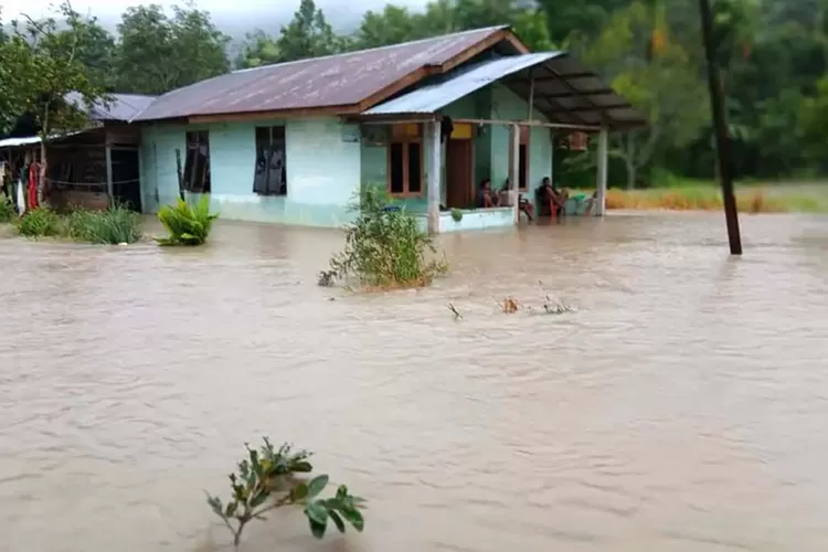 banjir-dan-longsor-terjang-empat-wilayah-di-sumut:-8-tewas,-ribuan-warga-mengungsi,-cuaca-ekstrem-imbas-siklon-tropis