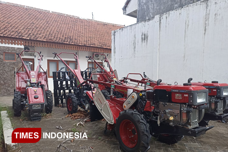 dispertan-banyuwangi-salurkan-183-alsintan-demi-percepat-swasembada-pangan-–-times-banyuwangi