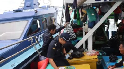 jelang-nataru,-bea-cukai-banyuwangi-perketat-patroli-laut-cegah-rokok-dan-miras-ilegal