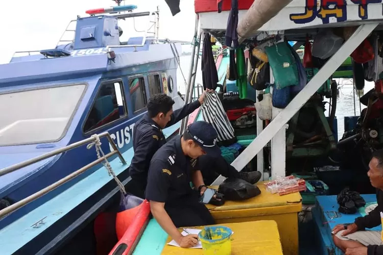 jelang-nataru,-bea-cukai-banyuwangi-perketat-patroli-laut-cegah-rokok-dan-miras-ilegal
