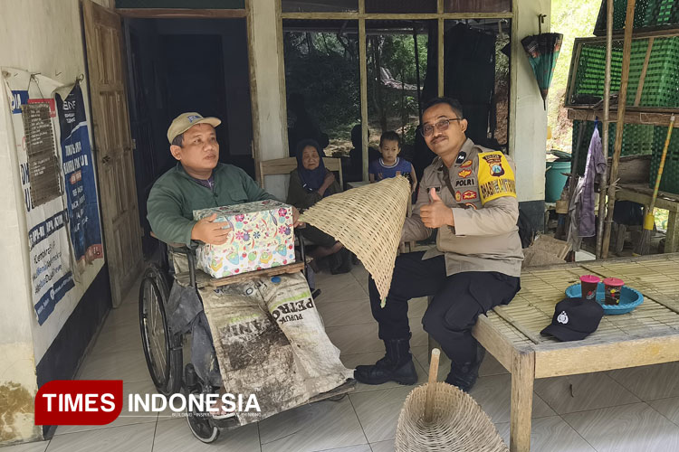 kunjungi-disabilitas-produktif-di-kalikuning,-aparat-polres-pacitan-beri-semangat-dan-bantuan-–-times-banyuwangi