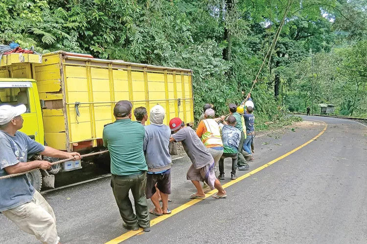7-titik-longsor-muncul-di-jalur-gumitir-banyuwangi-jelang-libur-nataru-2025/2026,-pengendara-diminta-waspada