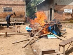 Polsek Pesanggaran Bongkar Judi Sabung Ayam di Sumberagung Banyuwangi, Barang Bukti Dimusnahkan di Lokasi