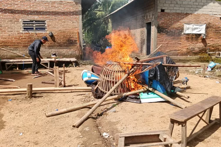 polsek-pesanggaran-bongkar-judi-sabung-ayam-di-sumberagung-banyuwangi,-barang-bukti-dimusnahkan-di-lokasi