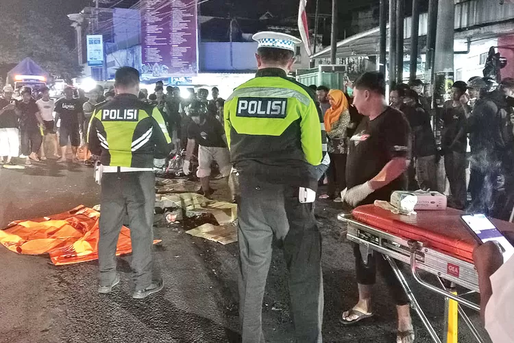 motoris-tewas-terlindas-truk-di-simpang-tiga-pasar-rogojampi-banyuwangi-usai-hindari-pintu-mobil-terbuka