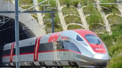 indonesia-siapkan-negosiasi-utang-kereta-cepat-kcic-whoosh,-danantara-dan-menkeu-purbaya-turun-tangan