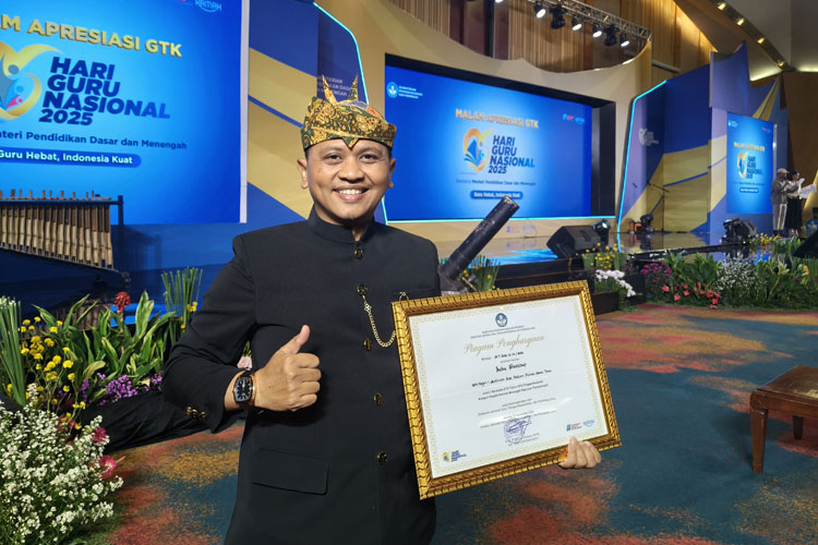 kepala-smkn-1-sudimoro-pacitan-indra-prastowo-sabet-juara-1-kepala-smk-transformatif-nasional-2025-–-times-banyuwangi