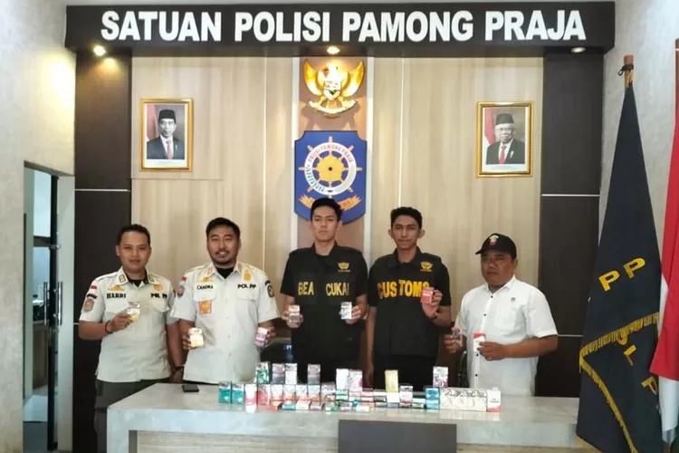 banyuwangi-gencarkan-operasi-gempur-rokok-ilegal,-satpol-pp-dan-bea-cukai-perketat-pengawasan-di-pasar
