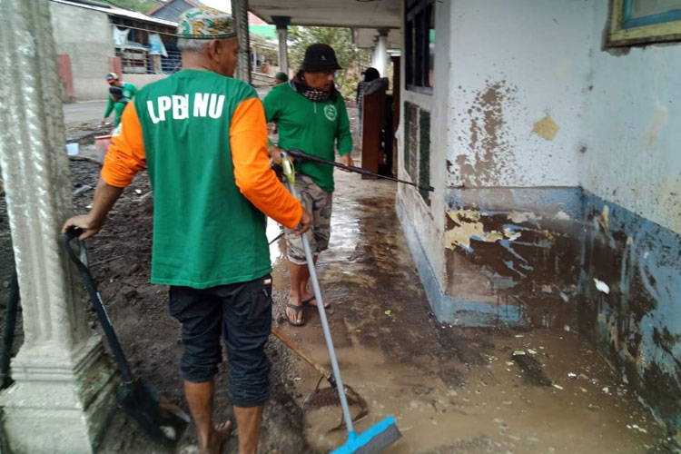 lpbi-pcnu-kota-malang-gerak-cepat-ke-supiturang,-dua-hari-membersamai-warga-pasca-erupsi-semeru-–-times-banyuwangi