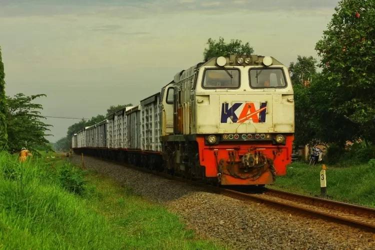 angkutan-semen-via-kereta-api-capai-puncak-pada-agustus-2025,-ini-dampaknya-bagi-ekonomi