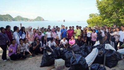 jaga-kebersihan-dan-keberlanjutan-destinasi,-bpolbf-bersihkan-pantai-binongko-labuan-bajo-–-times-banyuwangi
