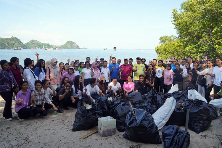 jaga-kebersihan-dan-keberlanjutan-destinasi,-bpolbf-bersihkan-pantai-binongko-labuan-bajo-–-times-banyuwangi