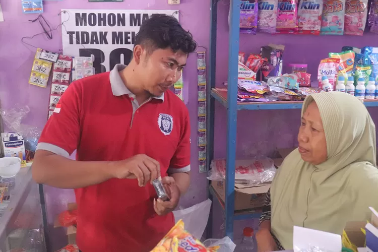 satpol-pp-banyuwangi-gempur-rokok-ilegal-di-kecamatan-giri,-sasar-warung-dan-lapak-pinggir-jalan