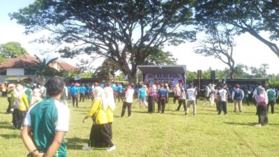 jalan-sehat-&-senam-bersama-meriahkan-puncak-hut-pgri-ke-80-di-wongsorejo
