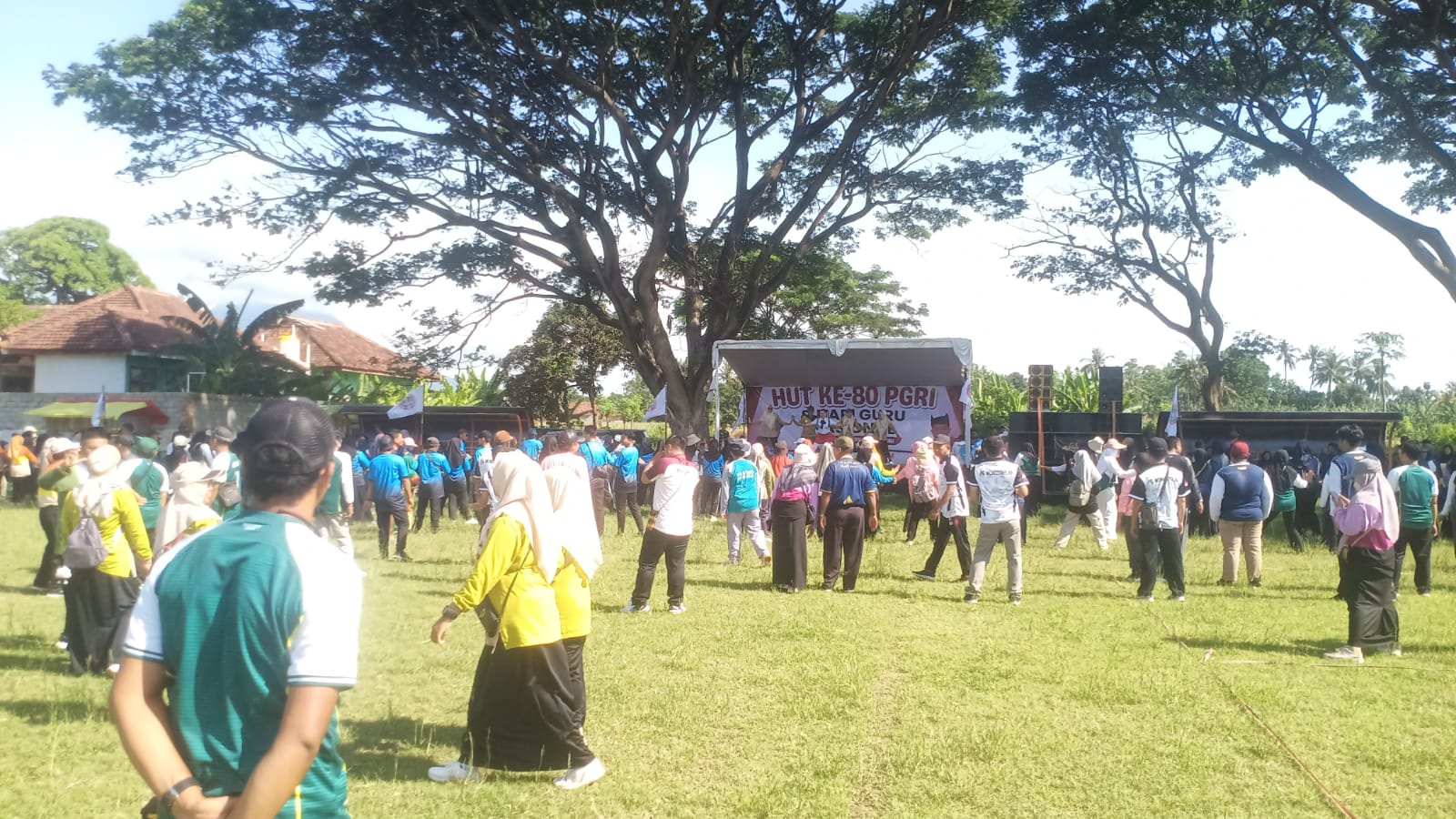 jalan-sehat-&-senam-bersama-meriahkan-puncak-hut-pgri-ke-80-di-wongsorejo