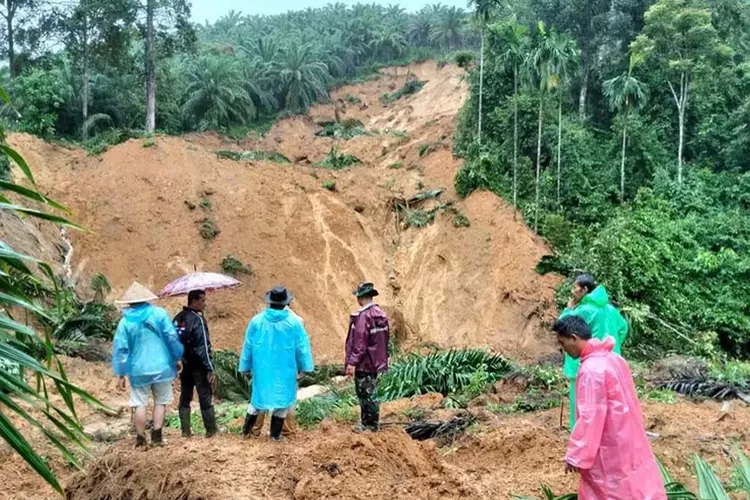tragedi-banjir-dan-longsor-di-agam:-74-jiwa-melayang,-pencarian-belum-usai