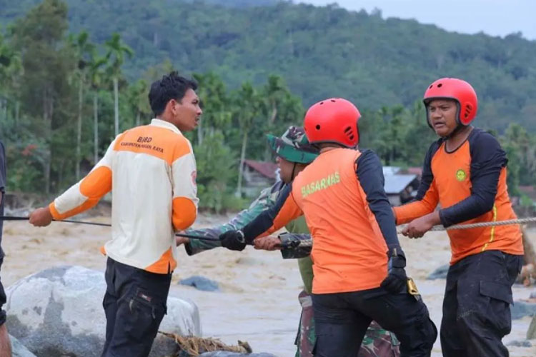 basarnas-banda-aceh-evakuasi-1.051-korban-banjir,-7-masih-hilang-di-6-wilayah-operasi-–-times-banyuwangi