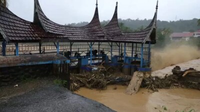 banjir-bandang-terjang-kota-padang:-12-warga-tewas,-jembatan-putus-dan-12-ribu-jiwa-terdampak