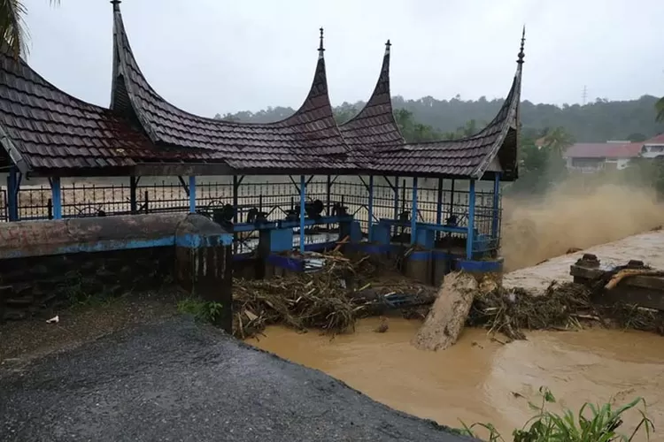 banjir-bandang-terjang-kota-padang:-12-warga-tewas,-jembatan-putus-dan-12-ribu-jiwa-terdampak