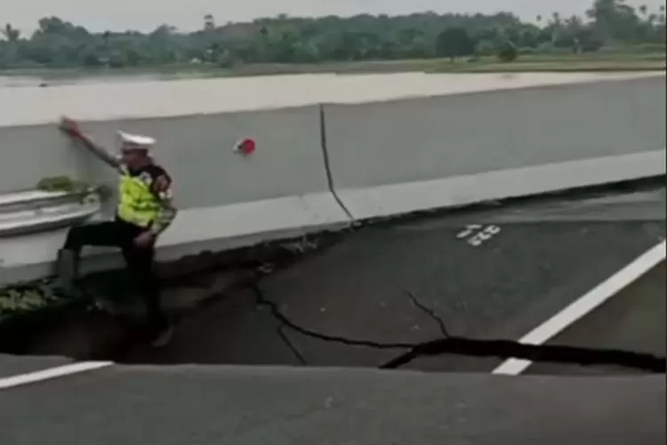 deretan-jalan-tol-di-sumatera-lumpuh-akibat-banjir-dan-longsor,-ini-yang-dilakukan-hutama-karya