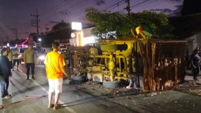 rem-blong!-truk-muatan-1,1-ton-ayam-terguling-timpa-pemotor-di-kesilir-banyuwangi