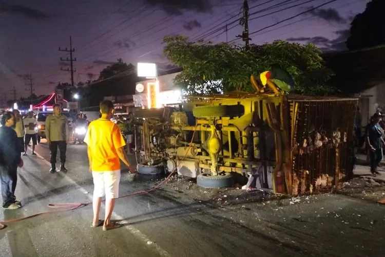 rem-blong!-truk-muatan-1,1-ton-ayam-terguling-timpa-pemotor-di-kesilir-banyuwangi
