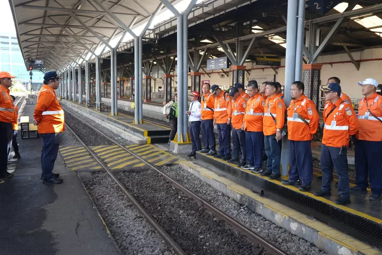 jelang-nataru,-kai-daop-8-surabaya-pastikan-keamanan-dan-kenyamanan-penumpang-kereta-api