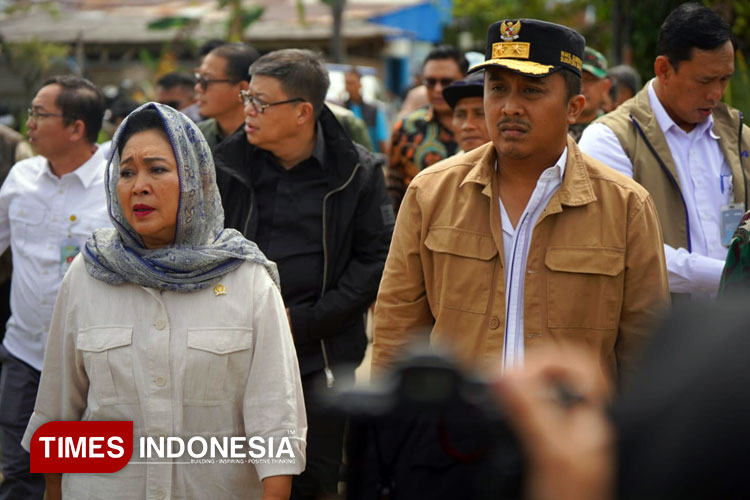 koordinasi-digalang,-titiek-soeharto-kunjungi-korban-banjir-bandang-di-kota-padang-–-times-banyuwangi
