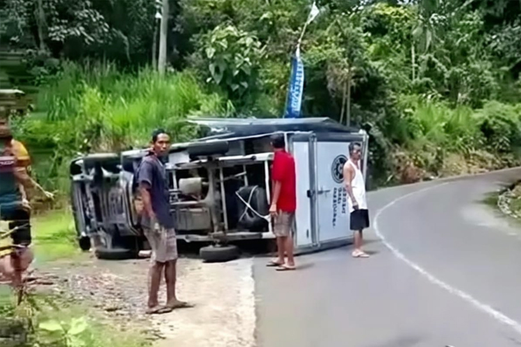 mobil-pengantar-mbg-di-glagah-banyuwangi-terguling-usai-ambil-ompreng-–-times-banyuwangi