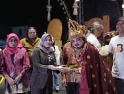 Anniversary Entertainment Banyuwangi ke-5, Desi Prakasiwi Gelorakan Isun Lan Riko Podo Sengono Bedo