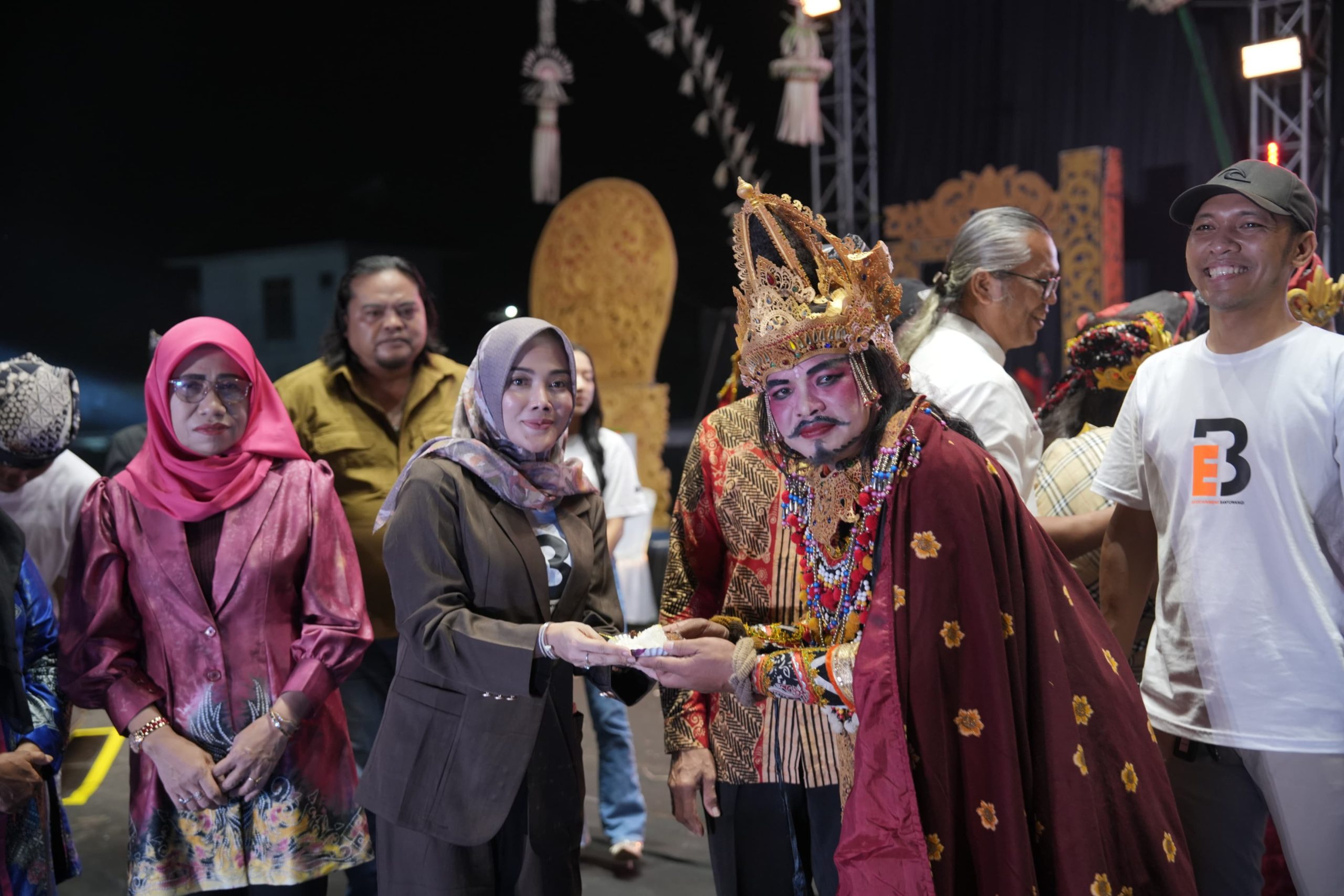 anniversary-entertainment-banyuwangi-ke-5,-desi-prakasiwi-gelorakan-isun-lan-riko-podo-sengono-bedo