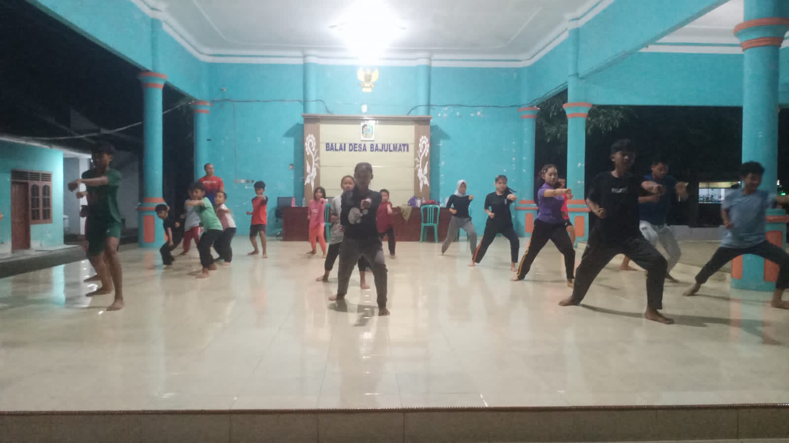 semangat-tanpa-batas,-anak-anak-asah-jurus-bela-diri-di-balai-desa-bajulmati