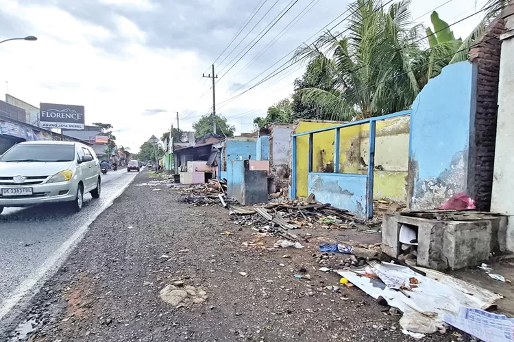 drainase-pasar-gendoh-banyuwangi-dinormalisasi,-18-lapak-dibongkar-untuk-atasi-genangan-di-jalan-raya-sempu
