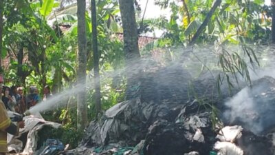 kebakaran-tumpukan-rongsokan-di-srono-banyuwangi,-kerugian-capai-rp-10-juta