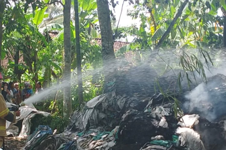 kebakaran-tumpukan-rongsokan-di-srono-banyuwangi,-kerugian-capai-rp-10-juta