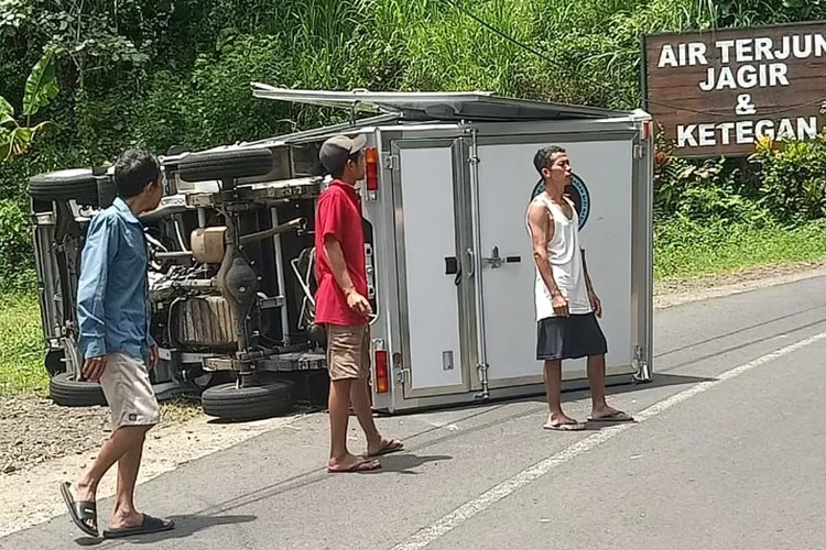mobil-box-program-makan-bergizi-gratis-terguling-di-kalibendo,-distribusi-mbg-tetap-berjalan-–-radar-banyuwangi