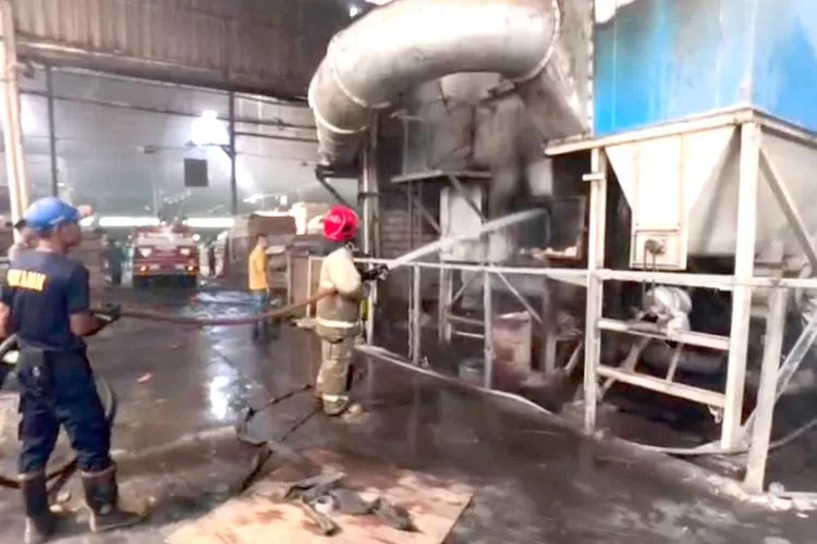 kebakaran-mesin-dust-collector-di-pabrik-triplek-kabat-banyuwangi,-kerugian-capai-rp-100-juta