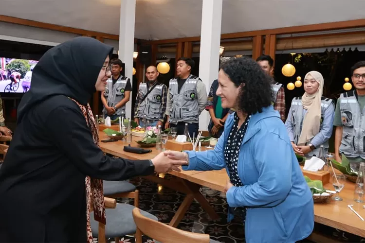 geolog-indonesia–australia-teliti-jejak-mineral-emas-dan-tembaga-di-banyuwangi,-tinjau-geopark-ijen-dan-pulau-merah