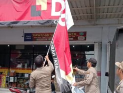 Satpol PP Tertibkan Reklame Iklan Rokok Ilegal di Cluring Banyuwangi