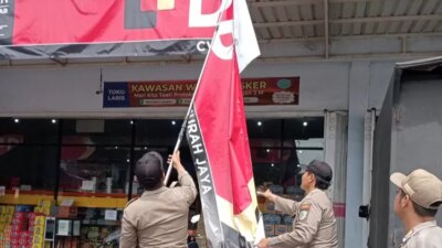 satpol-pp-tertibkan-reklame-iklan-rokok-ilegal-di-cluring-banyuwangi