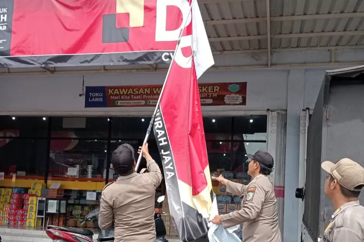 satpol-pp-tertibkan-reklame-iklan-rokok-ilegal-di-cluring-banyuwangi